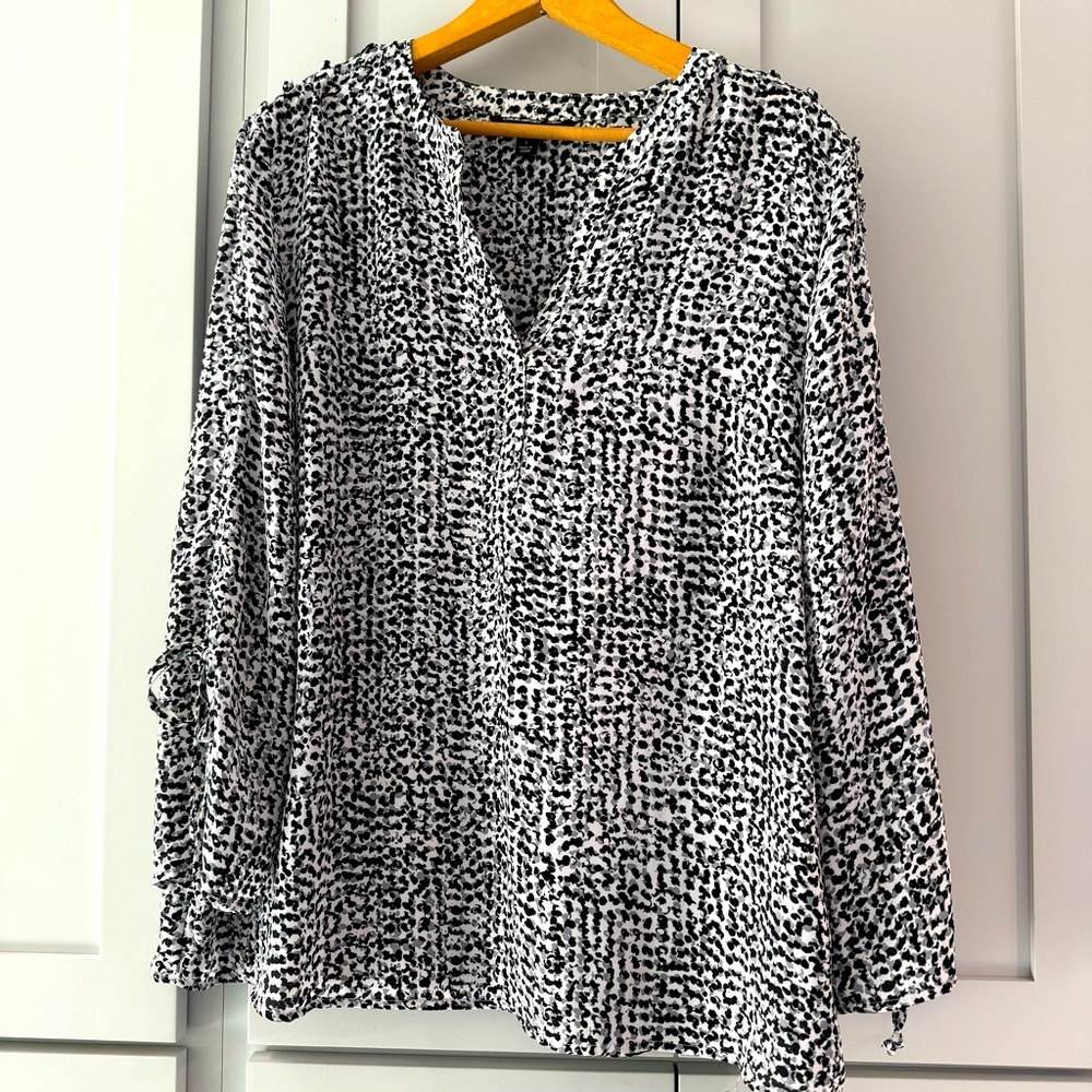 V-neck‎ Flowy Blouse in Black Gray & White Pattern Button Detailing Down Sleeves